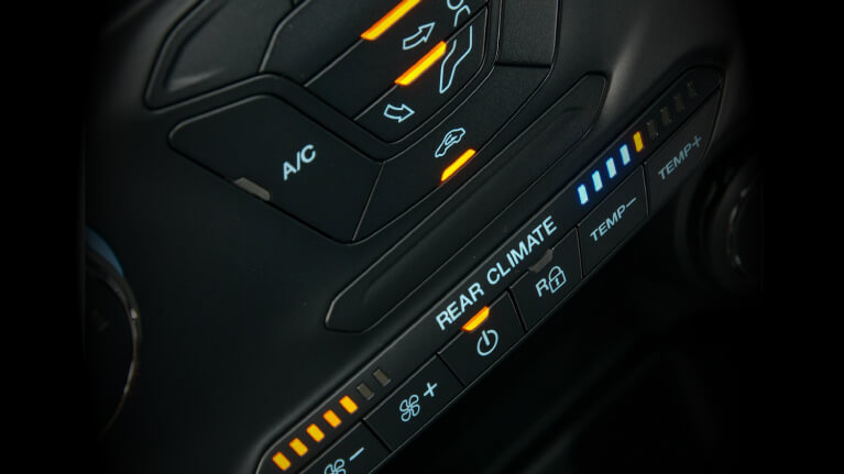 <p>Climatisation automatique avec contrôle bi-zone</p>
